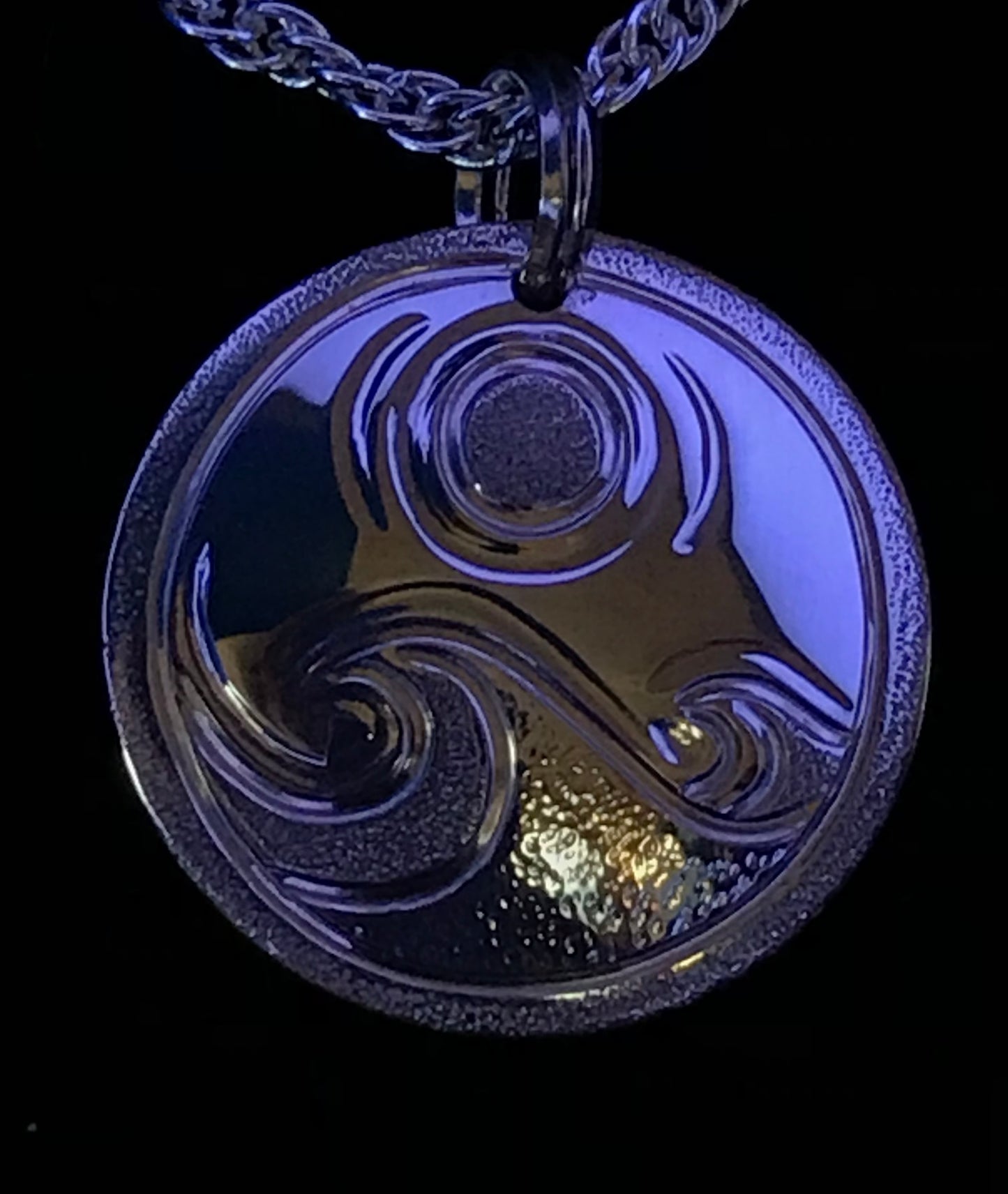 Lightly hammered wave to give the shimmer effect of water for the Waves & Full Moon ss pendant by Laura Dutheil.