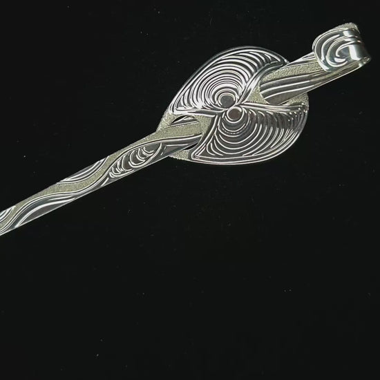 A mini video to have a closer view of the handcrafted sterling silver Butter Clam hair  jewellery designed and engraved by island artisan jeweller Laura Dutheil . 